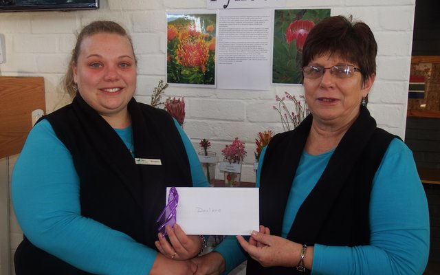 Links ontvang Doulene Els haar blyk van waardering vir 10 getroue Toerismejare van Glenda Kitley